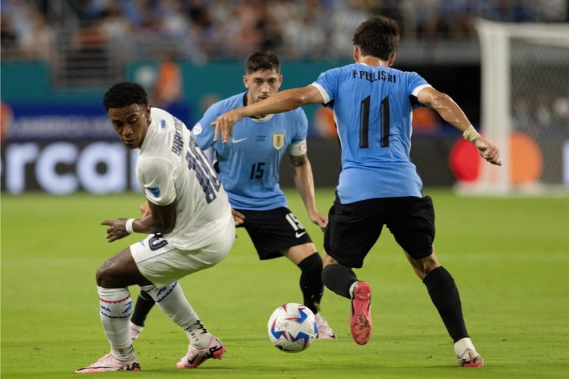 Uruguay gặp khó trước Cape Verde