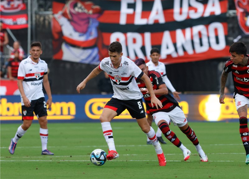 Flamengo gặp khó khi tiếp đón Sao Paulo