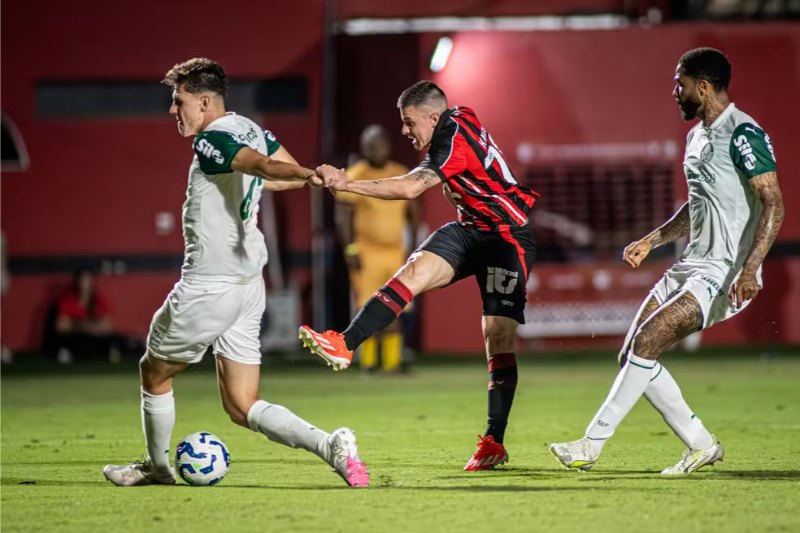 Vitoria gặp khó khi tiếp đón Palmeiras