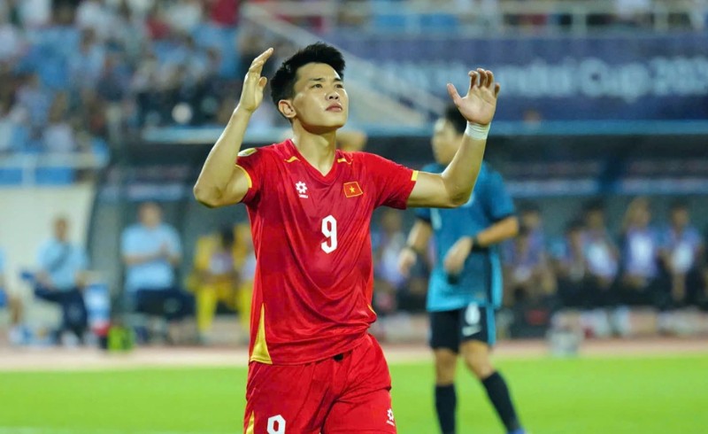Tiền đạo trẻ trải qua trận đấu nhiều áp lực